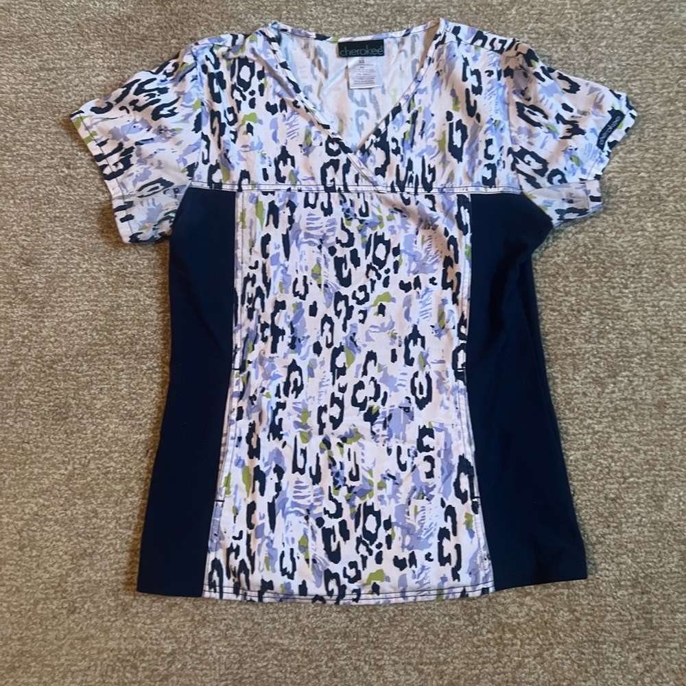 Cherokee White and Navy Cheetah Print Fitted Women’s Scrub Too, size XS